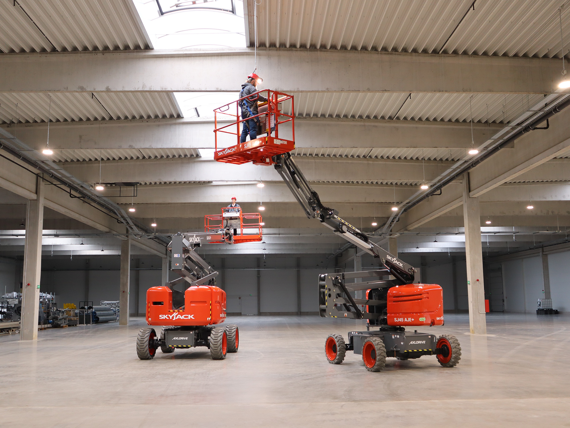 SJ60 AJE+ and SJ45 AJE+ articulating booms in action